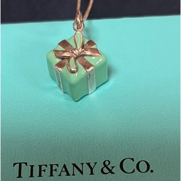NWOT. TIFFANY & Co. GIFT CHARM on 925 16” STERLING SILVER NECKLACE Classic piece - Picture 2 of 9